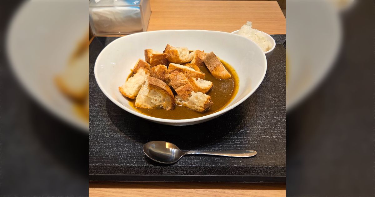 こ、これはカレーパンでいいのか…？「カレーパンだなぁ」「カレーライスとカレーパンの対比と考えると、こちらのほうが正しい気もする」