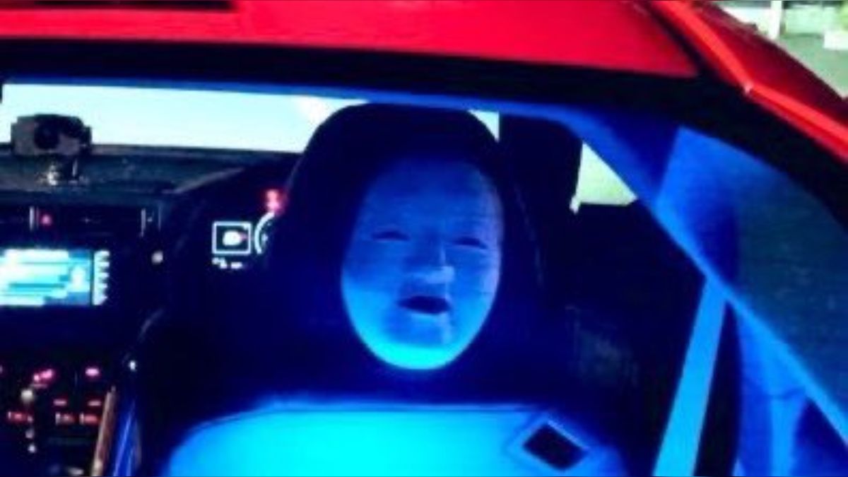 煽り運転対策で後部座席に能面をつけたら警察にもビビられる 煽り運転対策で後部座席に能面をつけたら警察にもビビられる