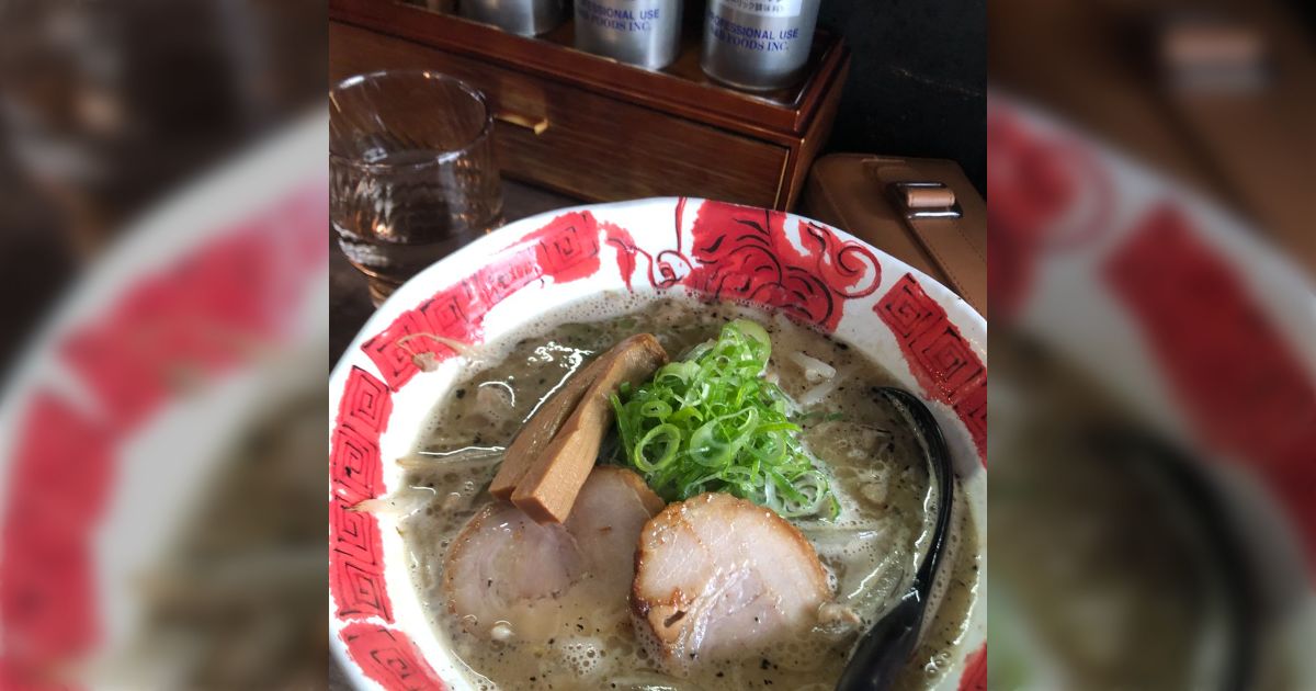 ラーメン屋さんで食べているときに緊急地震速報が！その時どうしていた→「ラーメンを押さえつけていた」 - Togetter