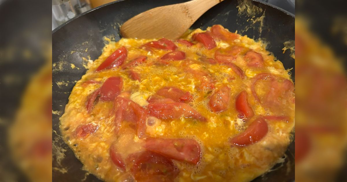 子どもが大好きな「トマトと卵の炒め物」を作ったと投稿したら、中国の人から作り方のアドバイスが次々に寄せられる「トマトの皮は剥いて」「ニンニクはたっぷり入れて」