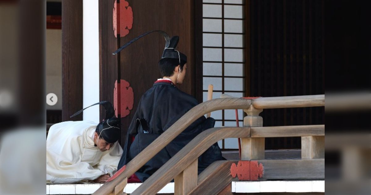 [B! 建築] 宮中三殿での儀式で木造建築好きが仰天するポイント「削り出しで作られた手すり」静かな贅沢の極みであり、素材選びからの苦心を感じる