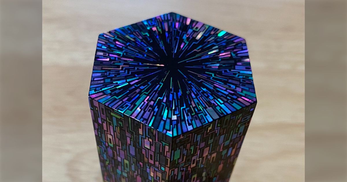 工芸アートフェア金沢に展示されている螺鈿（らでん）の作品が未来的