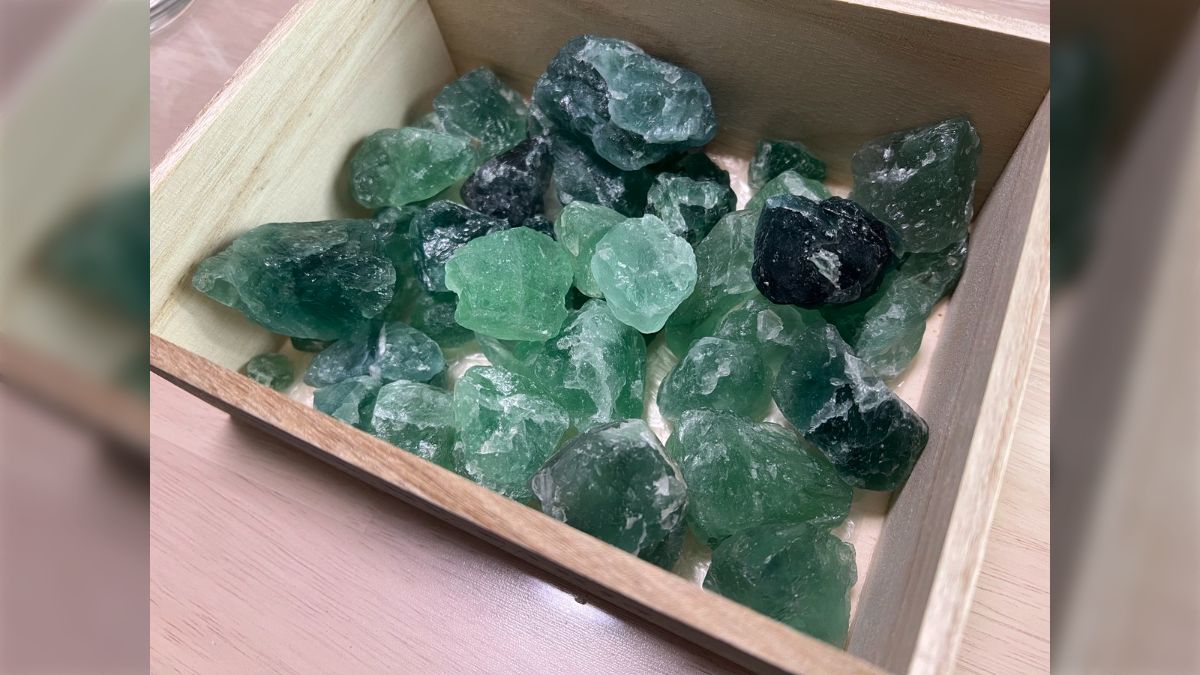 妻がダイソー鉱山で毎回フローライトを買ってくる…バイカラーが出るまでやめないと言っているが今回も出ず「300円だし一種のガチャガチャ感ある」 -  Togetter