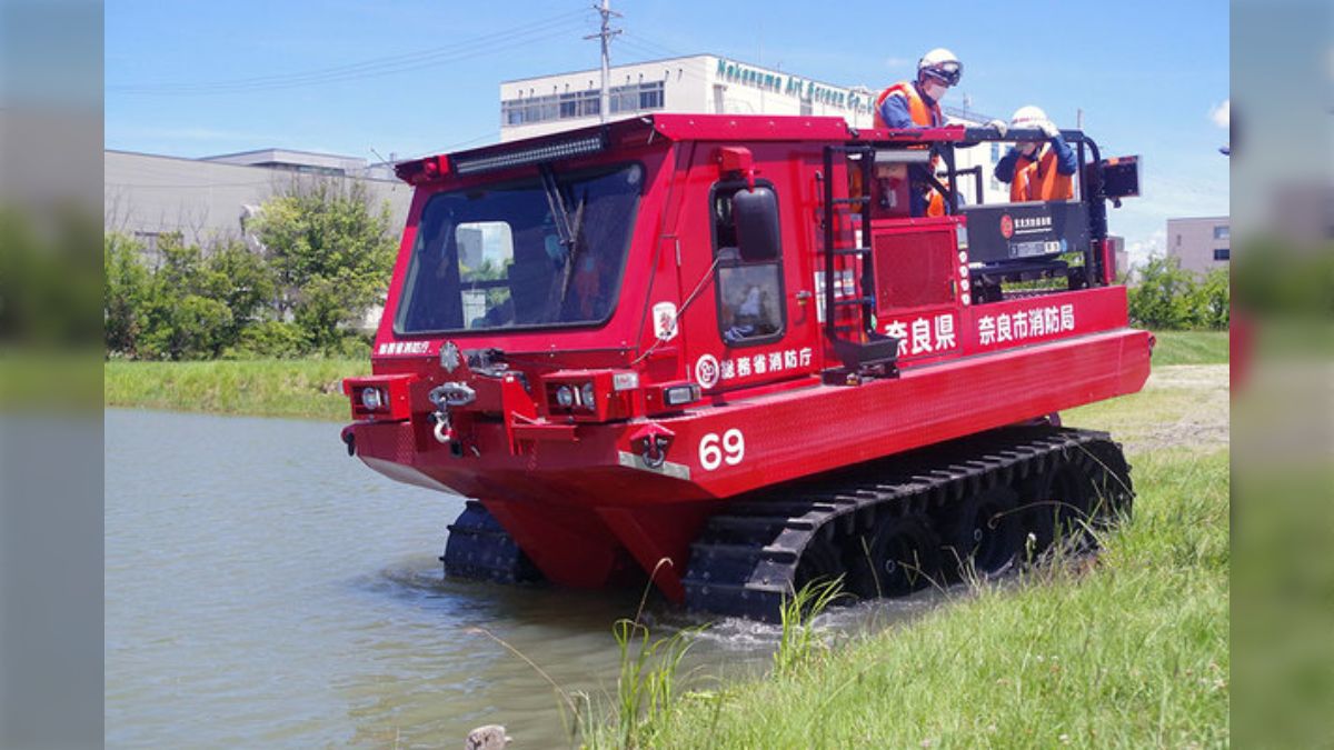 日本消防の誇る無限軌道災害対応車｢レッドサラマンダー｣が被災地に出動するも「ポンコツ」「役立たず」とめちゃくちゃに言われてしまう - Togetter  [トゥギャッター]