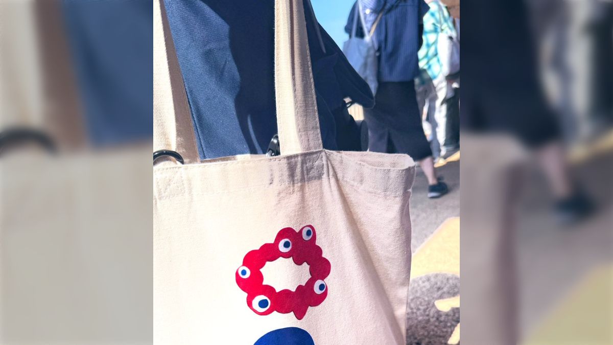 大阪・関西万博で列に並んでいたら前に並んでいるヒトの持ってるトート