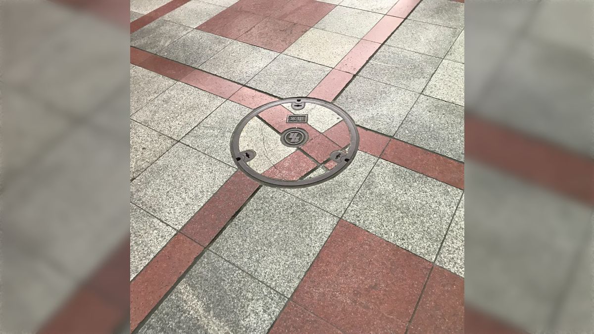 モザイクズレ 街中にある小さなズレが気になって仕方ない「正しい向きに直すと仕掛けが解ける」 - Togetter [トゥギャッター]
