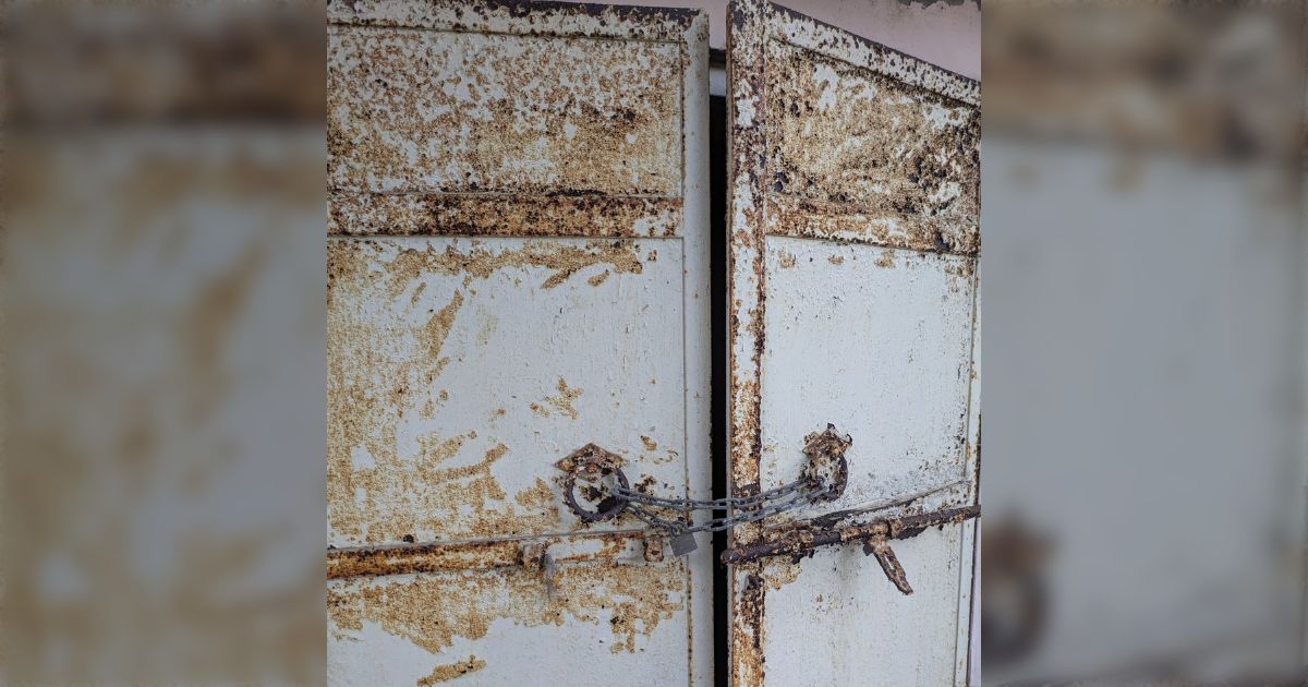 「あの蔵を開けたんか！？」祖父宅にある、最後にいつ開けたか親族誰も知らない蔵に入ってみた話「ホラーの導入」「床下の戸の中に槍に刺さった大妖怪がいそう」