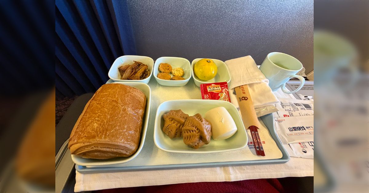 山東航空のビジネスクラスの軽食が独特すぎて、日本を出発したばかりなのに日本食が恋しくなった「マジで何だこの定食は」