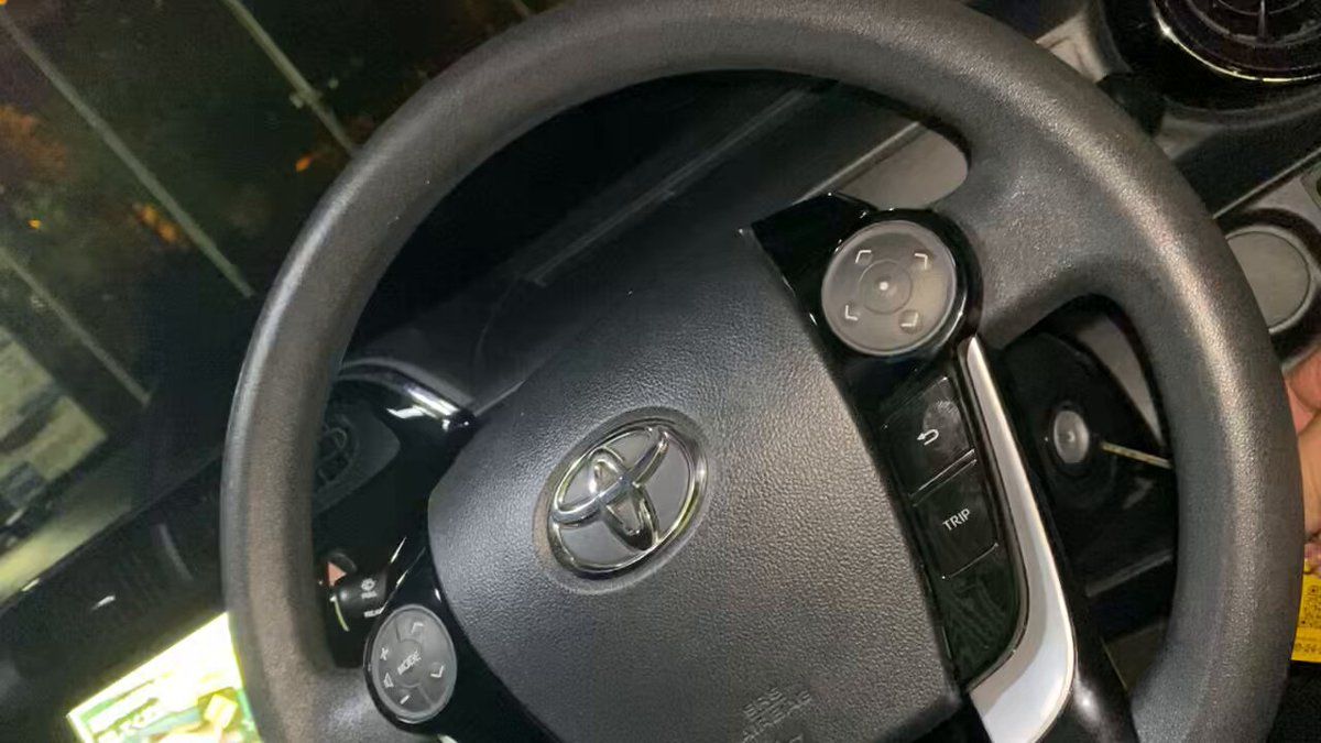友達から「アクア買ったんだけどまさかのギザギザキーでエンジンかける 