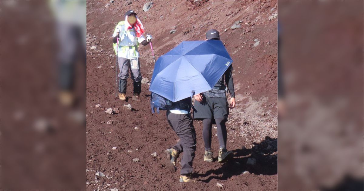 富士登山オフィシャルサイトが登山中の傘の使用について苦言を呈していたが、登山経験者からは「傘は有用な登山道具だ」という意見も相次ぐ