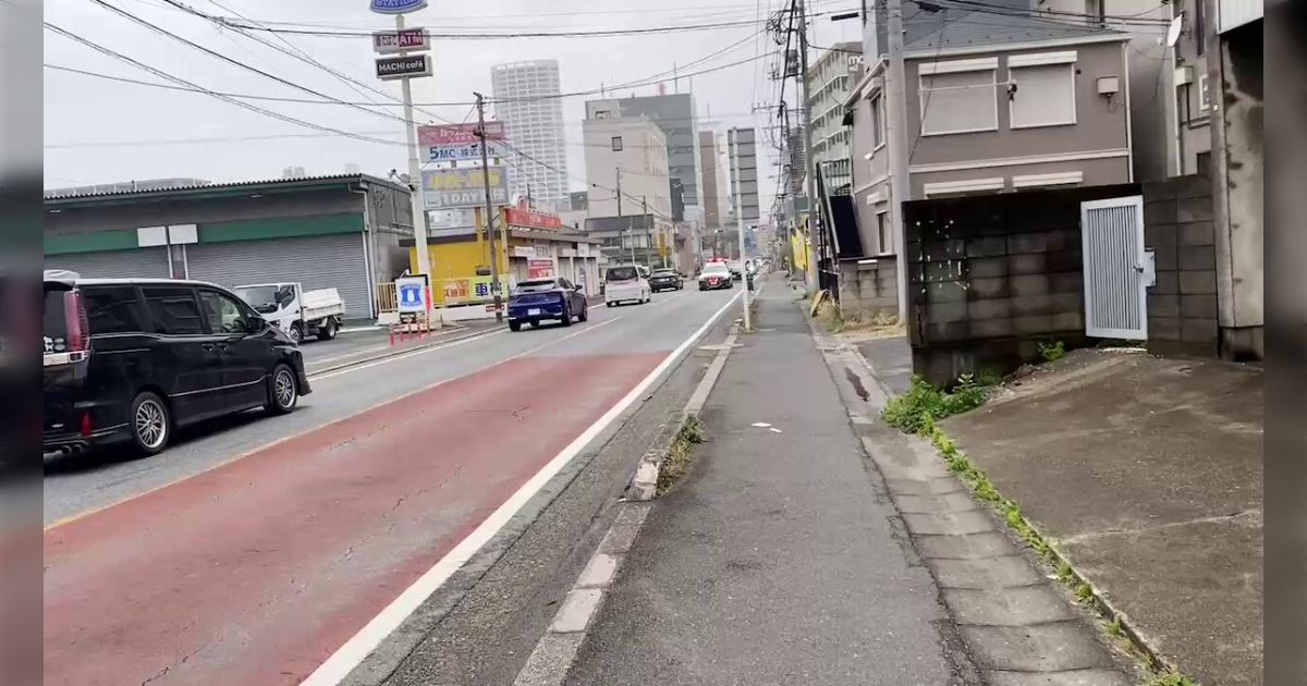 今日から施行された改正道路交通法で自転車が車道を走行している時どう対応すべきかパトカーがいいお手本を見せてくれた→「渋滞不可避では？」と不満の声