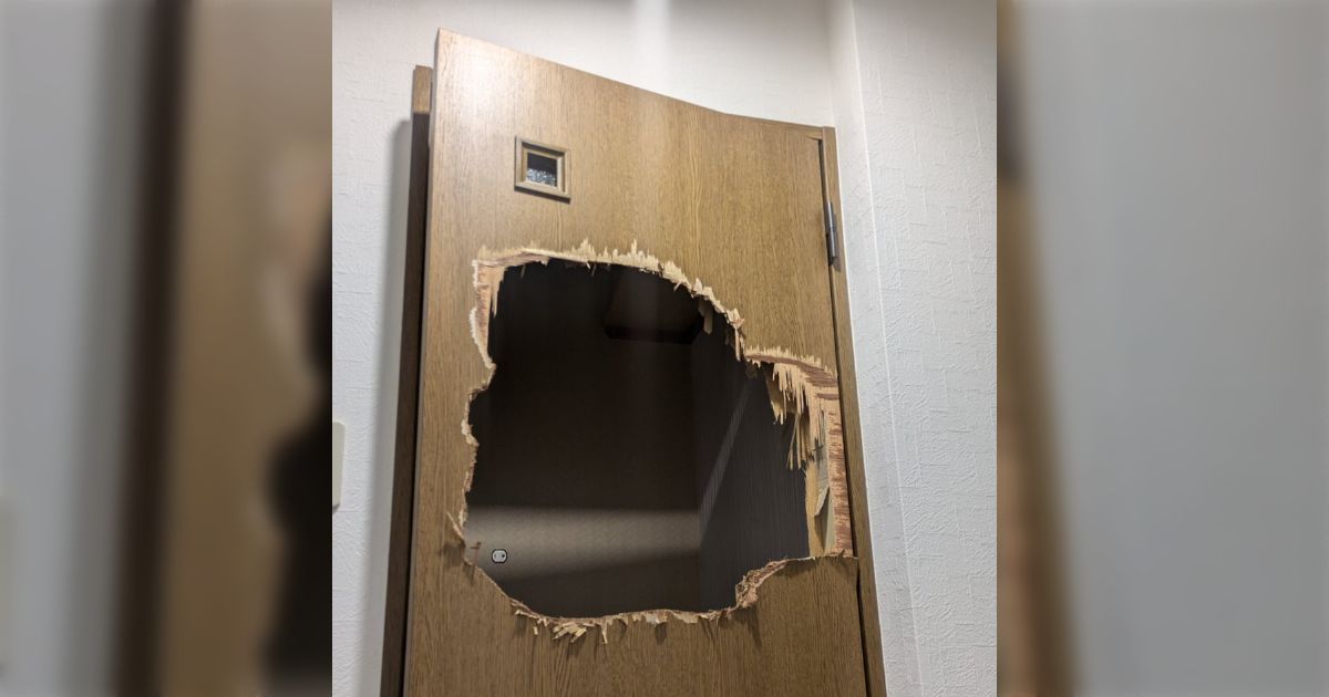 トイレに閉じ込められてドアをぶち破って脱出…突っ張り棒で3時間壁をぶん殴り続けることで九死に一生を得ることができた「一人暮らしはトイレを完全に閉めない方がいい」