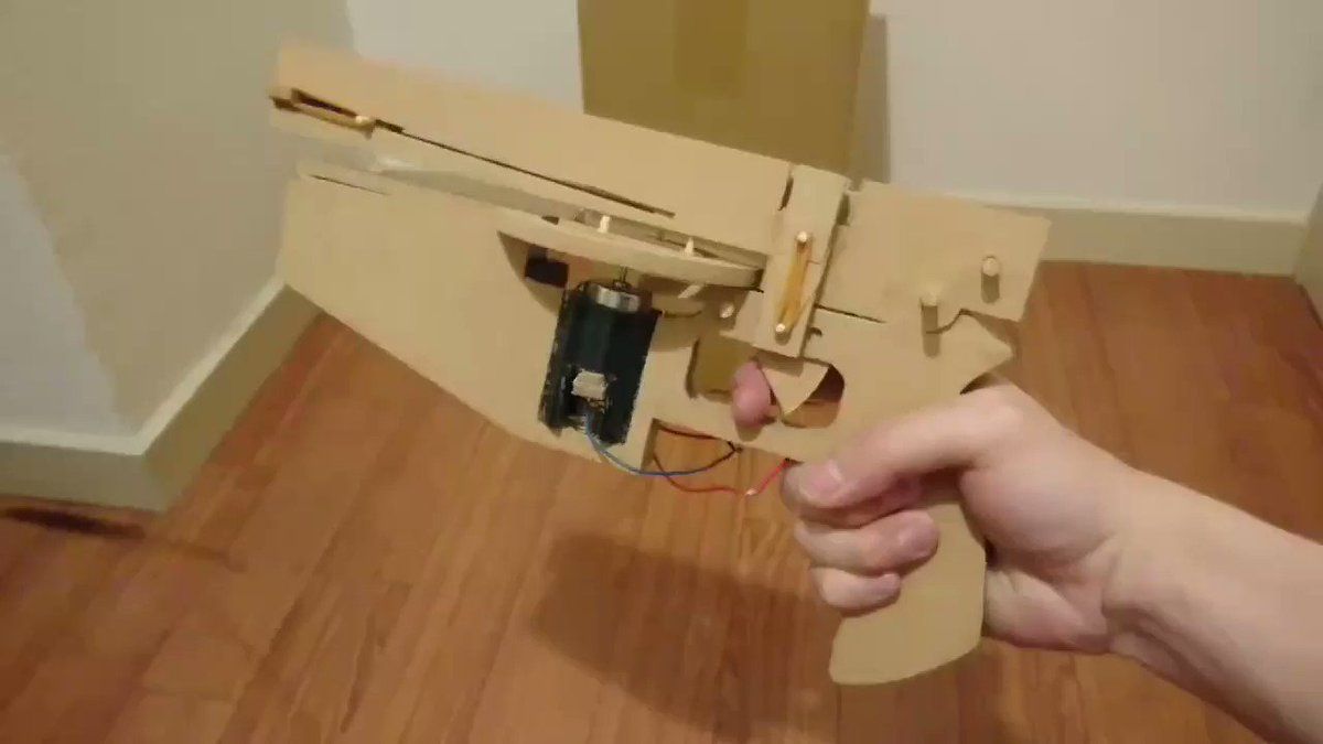 ダンボールとモーターで作る、折り紙手裏剣を武器級のスピードで回転射出する銃が「威力おかしい」「子供に持たせちゃいけないレベル」！ - Togetter