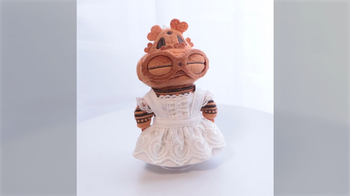 遮光器土偶ぬいにエプロンドレスを作るとかわいい「ポーズも