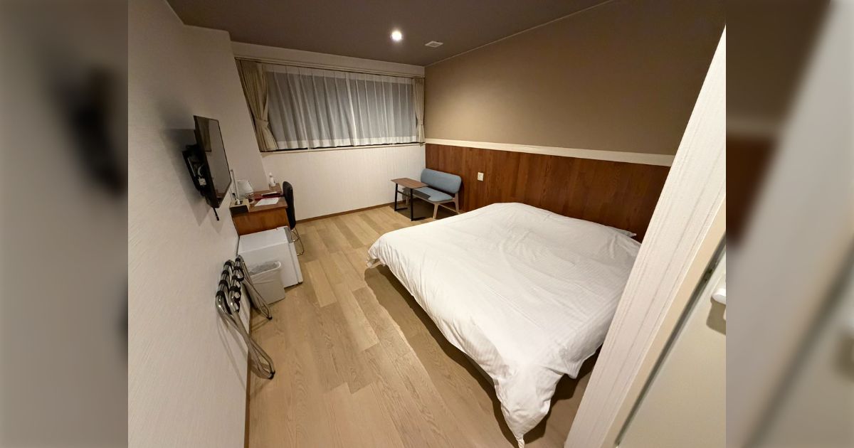 宿が完全に病院の居抜き物件で廊下はそのまんまだし、逆に部屋がバカ広い…ただお値段は3500円という破格っぷり「差額なしで個室が味わえるのか」