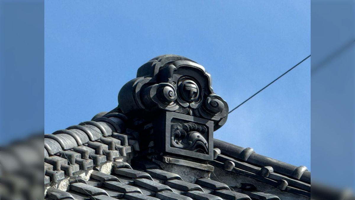 あなた…郵便局ね！」郵便局として使われていた建物に鬼瓦の郵便