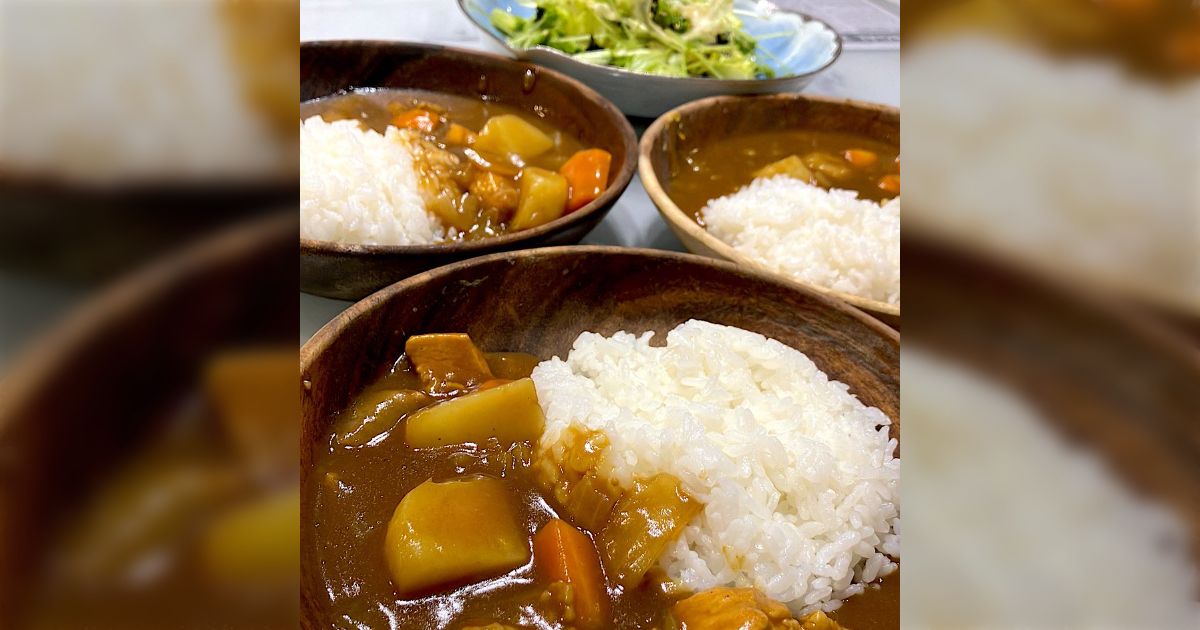 妻が外食に行くと言ったら、息子が「ひゃっはーー！！！」と叫び、妻がいない日限定の具材ゴロゴロカレーを作り出した「具材ゴロゴロカレー美味しいけどなあ」