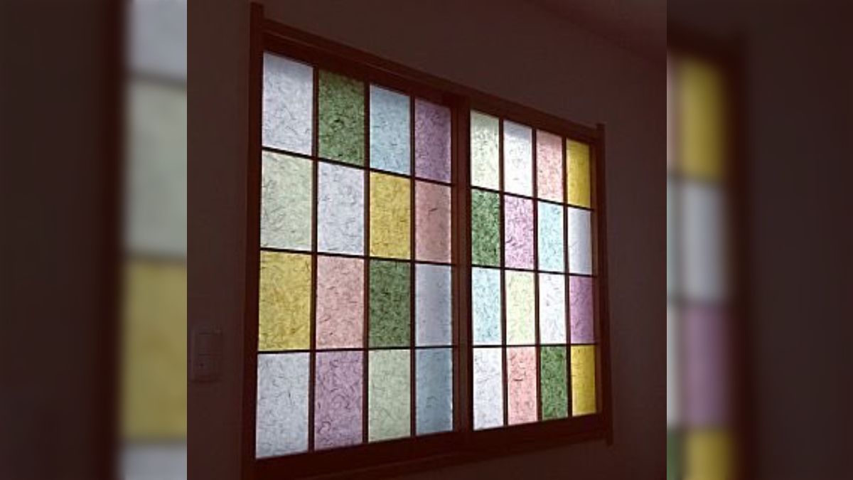 障子紙をカラフルな和紙や包装紙に変えただけで“レトロモダン”な雰囲気