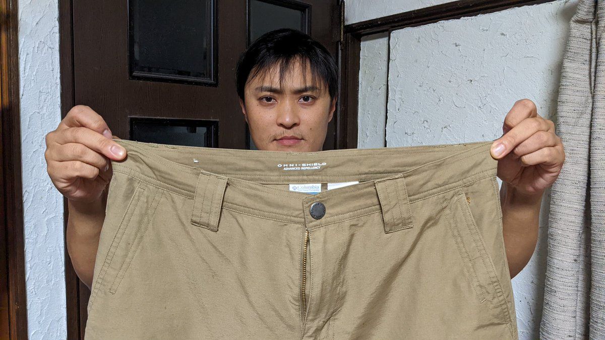 パンツ（ボトムス）を試着できない時は平置き状態にして首に巻き付け 