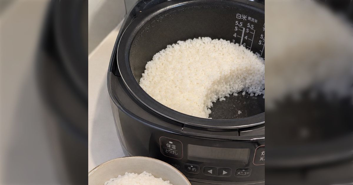 「炊き立てご飯、こういうよそい方をする人は廊下に立ってください」一枚の画像が添付された投稿に共感する声と、混ぜない派の意見が集まり賛否両論に