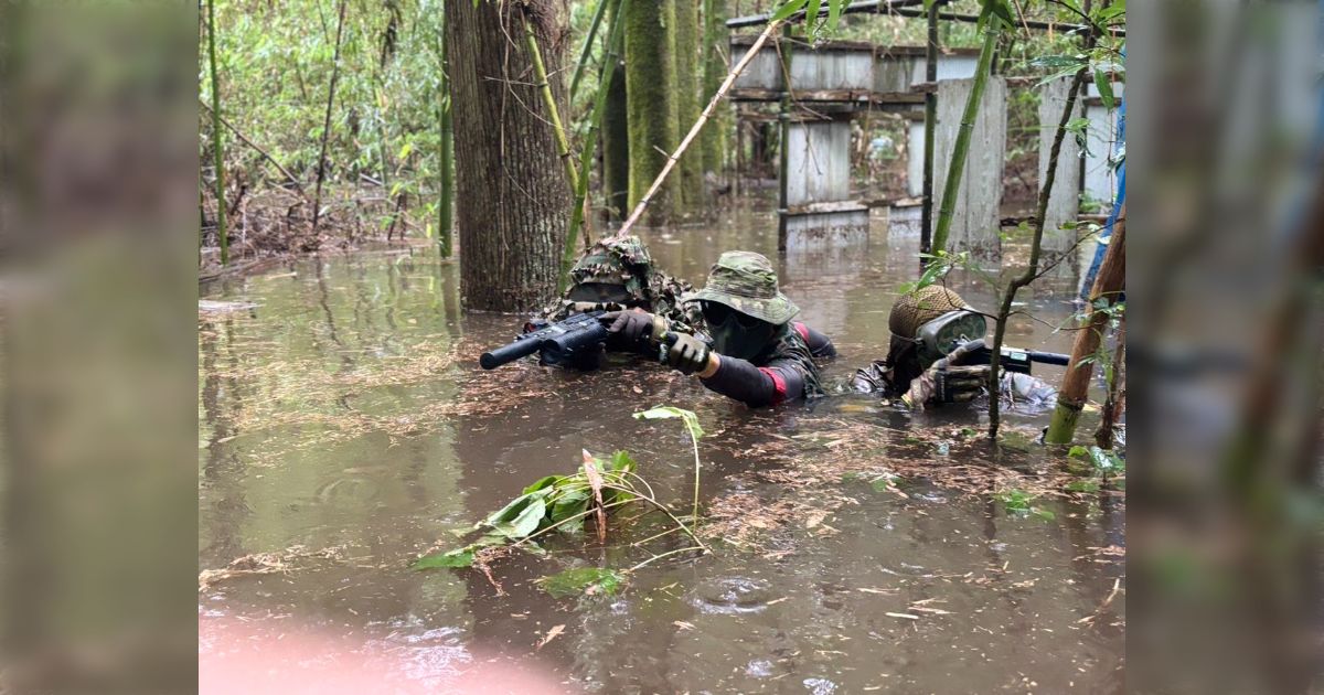 千葉県にあるサバゲーフィールドが今回の豪雨で水没したがその状態でゲームを決行しベトナム戦かなにかのようになっている「楽しんだもの勝ち！」