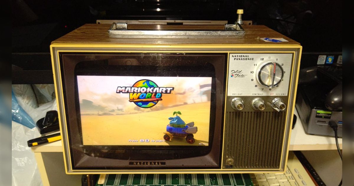 修理できずにいた半世紀前の白黒ブラウン管テレビを処分しようと中身を