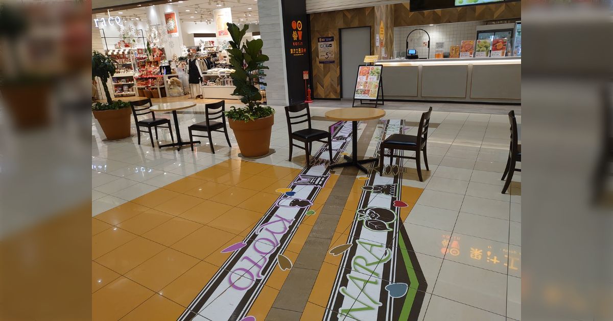 イオンモール内の県境を見てここにテーブルがあったら面白いと思った高校生の試みと、それに気づいた店側の判断がこちら