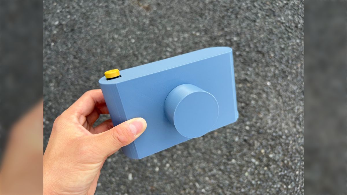 思い出カメラ” で撮影していたらなんでレンズが入ってないのに撮れるの