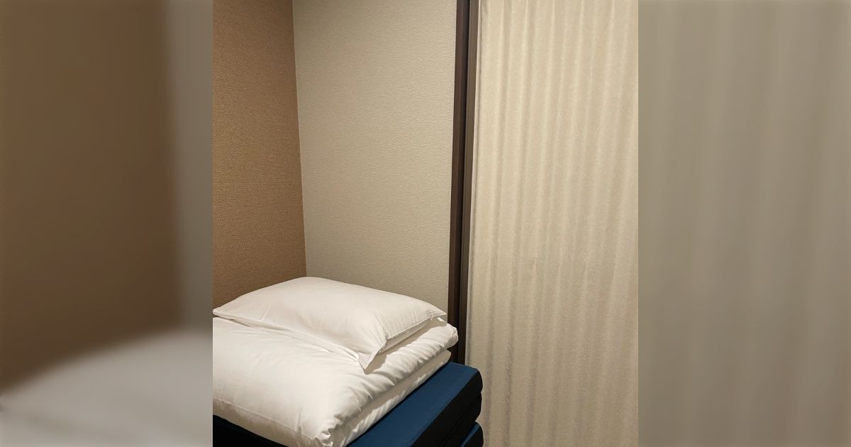 東京で泊まったカプセルホテルのシャワー室が男女共用で、4～5人の若い女子がキャーキャー言いながら、髭を剃っているおじさんが居づらそうだった→昔は男性専用だったかも