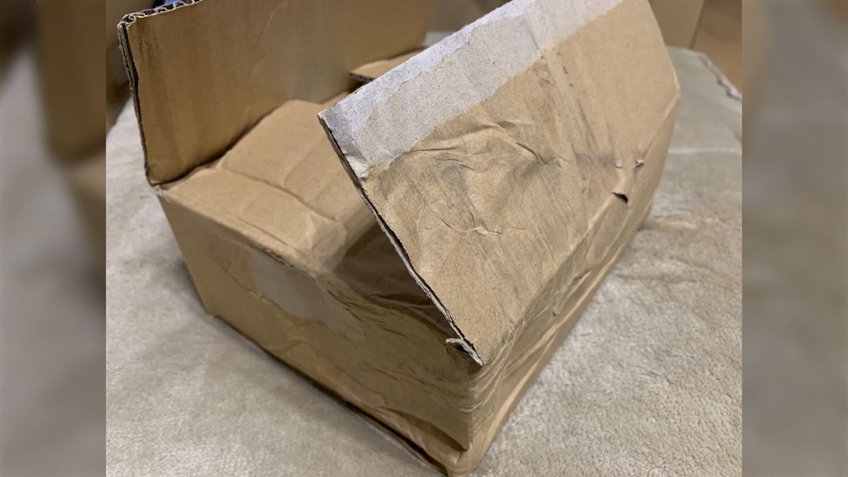 潰れた状態の郵便物を受け取ってしまった→運送会社の方が教える対処法