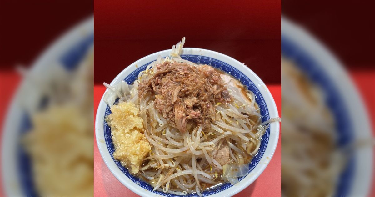 ラーメン二郎で大盛りを40分以上かけて食べた学生が近所で吐いていたという報告が…この騒動から店側が大盛りの制限時間を15分に設定→様々な意見が集まる「20分は欲しい」