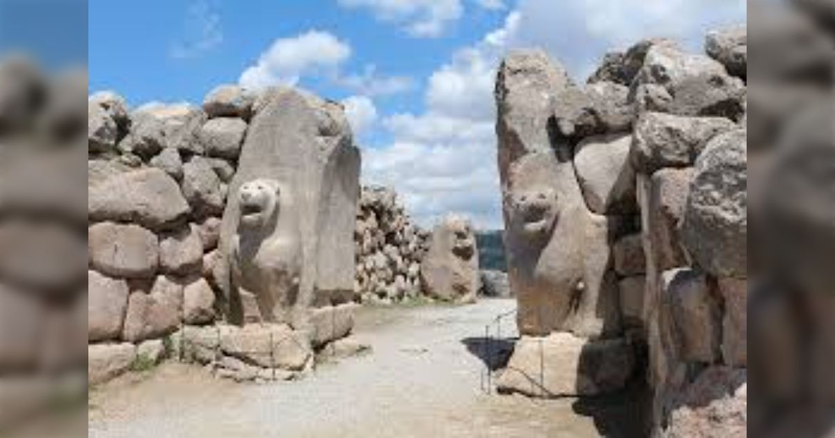 「歴史って、消えた国ほど、あとから妙にこちらを見返してくる」ヒッタイト帝国って、古代史の中でもかなり“不思議な消え方”をした国で、首都ハットゥシャは城壁や門、岩の彫刻群までそろった、かなり洗練された都市だった話