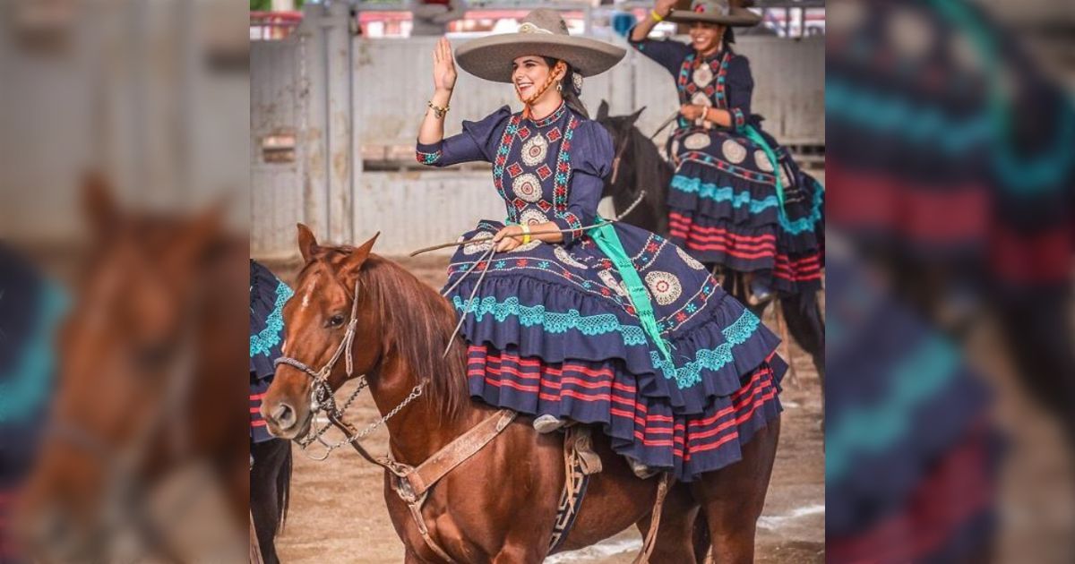 美しいドレス着て美しい馬に乗ってかっこよく走るメキシコの伝統