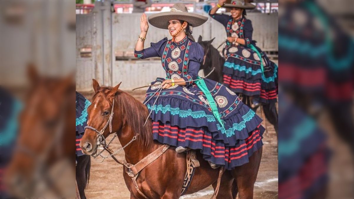 美しいドレス着て美しい馬に乗ってかっこよく走るメキシコの伝統 美しいドレス着て美しい馬に乗ってかっこよく走るメキシコの伝統