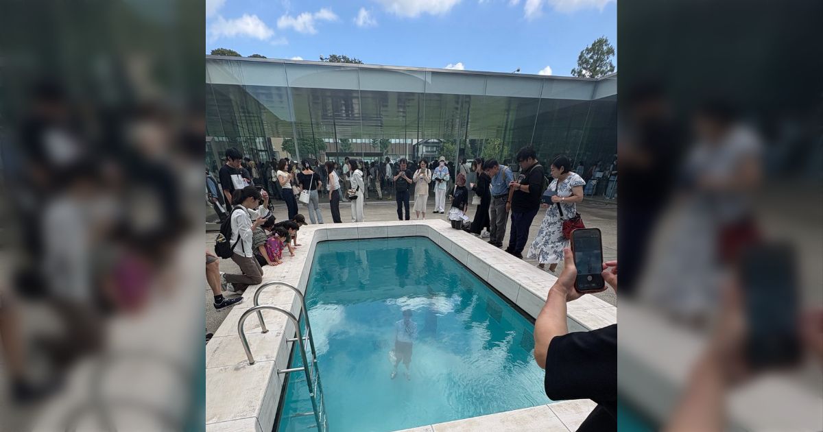 「例のプール。中に1人で気まずかった」21世紀美術館のプールの写真の構図が社会風刺的で良い…「例のプール」と聞いて違うプールを思い浮かべるヒトも