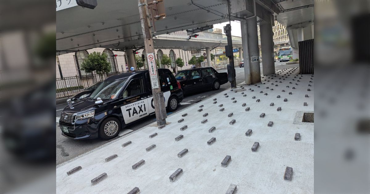 JR大阪駅前にできた「排除アート」に危険では？と批判集まる→たしかに「いけず石」っぽいデザインだが、Xの反論から違法乗降や不法占拠の多い別の面が見えてきた