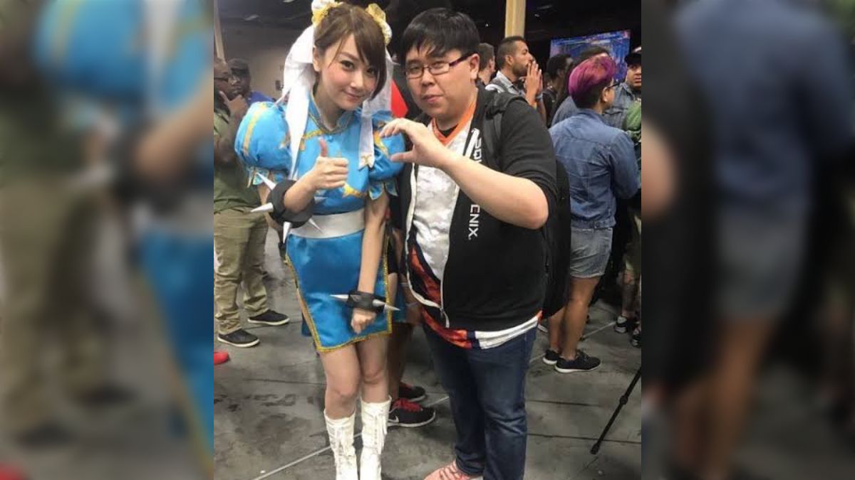 素人　 　　ポーズ ネットで有名な“オタクとコスプレイヤー”の写真のポーズ、JKの間でエモいポーズとして流行しているらしい「絶対元ネタ知らずにやってんな」 -  Togetter [トゥギャッター]