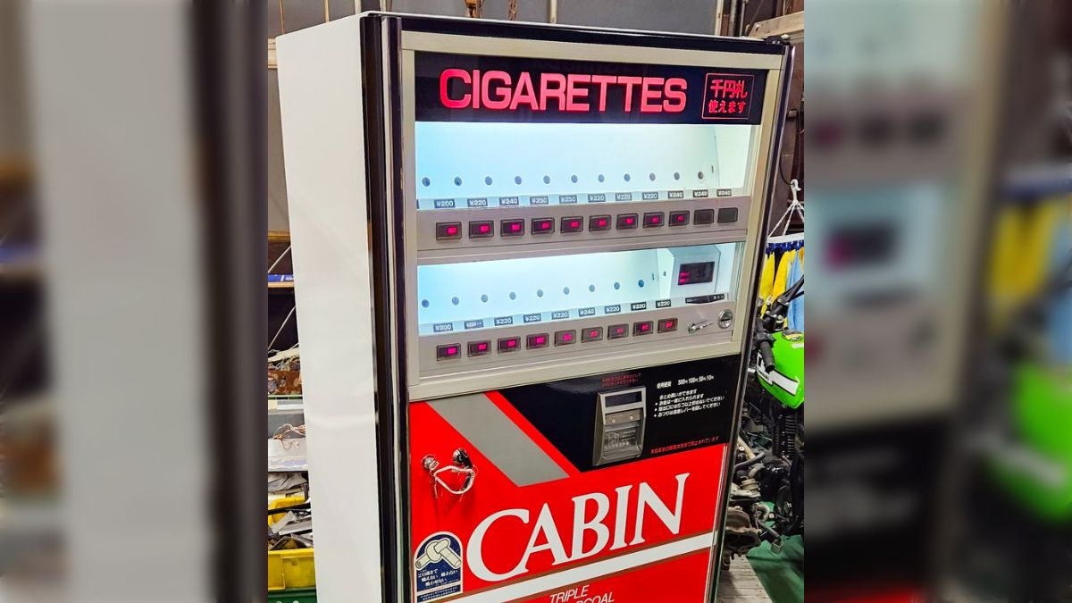 80年代のタバコ用自販機が新品で発掘された、レトロ自販機が綺麗なまま