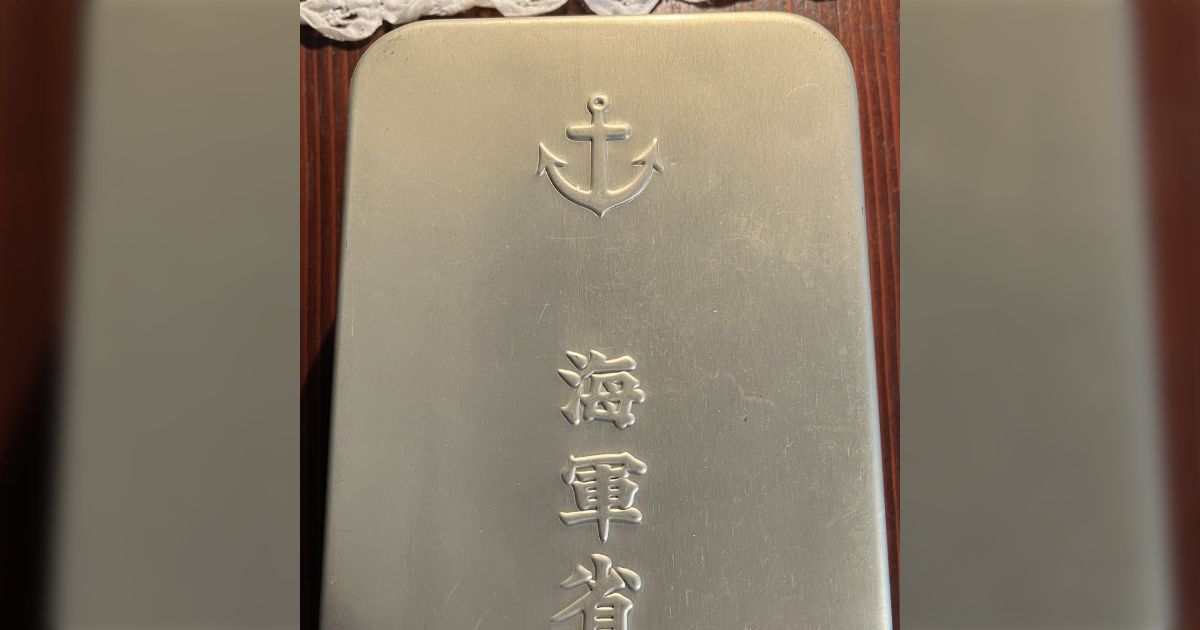 海軍省』と書かれた謎の箱、何に使われたものかわからないので仮説をいくつか立ててみたらXの集合知により正体が判明した - Togetter  [トゥギャッター]