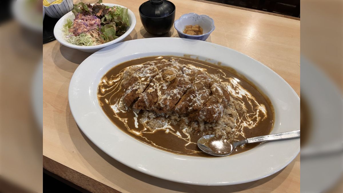 カレーをご飯にかけるのはマナー違反
