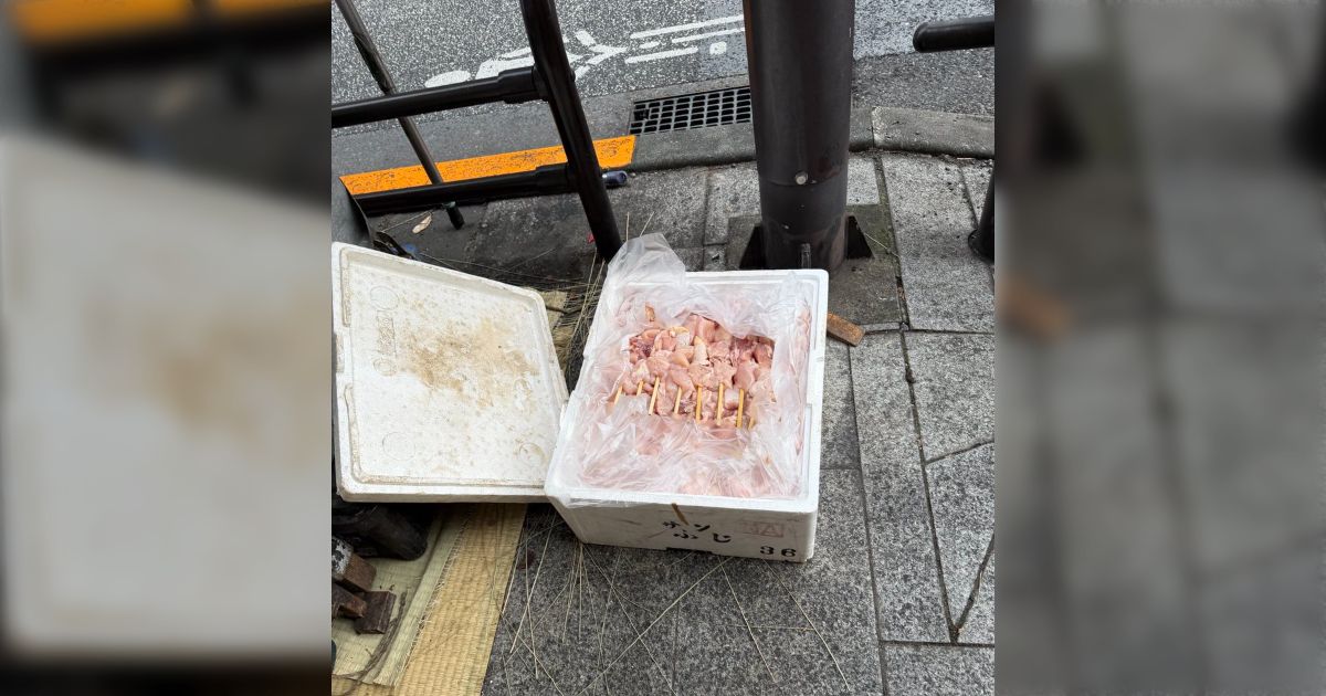 八王子まつりの屋台で、昼間から生肉を常温放置しているのを発見→この投稿に様々なツッコミ「宮崎地鶏なのにブロイラー、ブラジル産では?」「写真に対して違和感」衛生状態も気になる