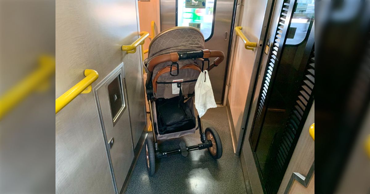 列車に乗ったら、グリーン車のデッキにベビーカーが拡げっぱなしで放置されてて、乗り降りするのにすごい邪魔だった…との投稿に様々な意見「有事の際に逃げ遅れる原因になる」