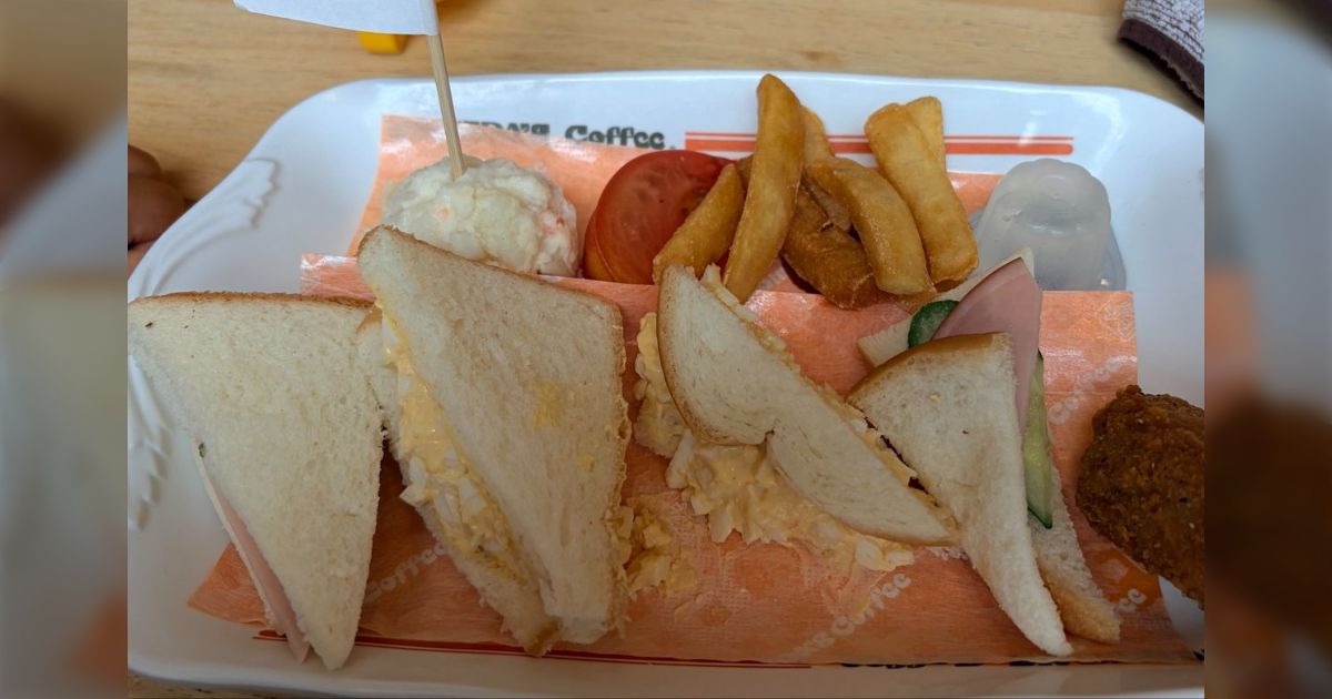 コメダの「大好きプレート」頼んだら大きさがバラバラのサンドイッチが来て泣いてる…「こんなの見たことない」「スタッフの切り方の問題」と議論に