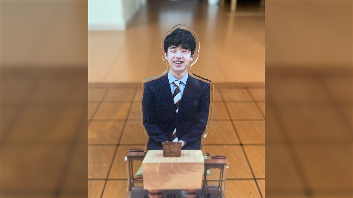 こういうのにオタクは弱い」日本将棋連盟から『藤井聡太二冠のアクリルスタンド』が発売され、ざわつく人々 - Togetter [トゥギャッター]