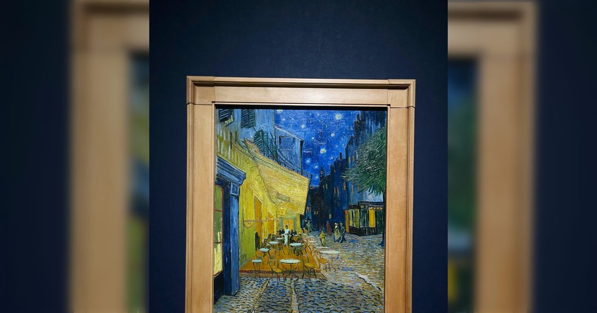 6歳とゴッホ展に行き『夜のカフェテラス』の写真を撮って見せたら、6歳が「僕が見たのはもっと遅い夜だよ」→もう1回並んで6歳に写真を撮ってもらったら、見え方が違って驚いた