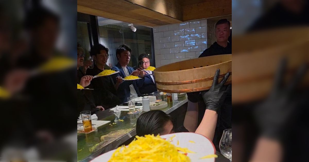 飲食店で食用菊を撒き散らす動画に「品性のかけらもない」と批判が続々と...食材をパフォーマンスに用いる行為について様々な意見