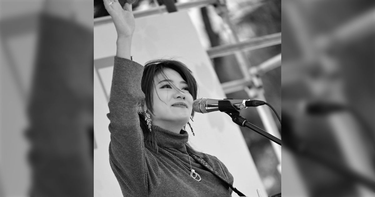 あるシンガーソングライターの認可路上ライブが、特定人物からの通報を理由に全て取り止める形に… 彼女のライブの時間 "のみ"警察にしつこく通報、開始数分での中断を余儀なくされる