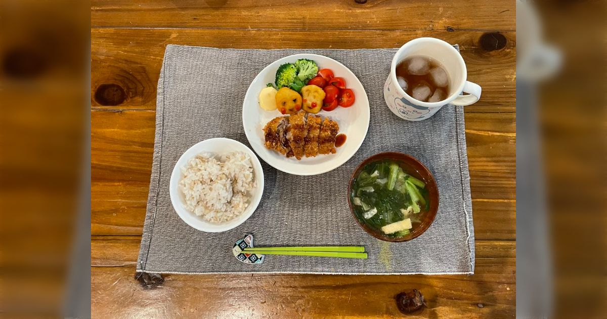 「4歳、この夕飯食べ切るの1時間半はかかるんだけど多すぎるんだろうか…」というお悩みに、管理栄養士からついたコメントが素晴らしい「泣いた、確かにこれは愛」