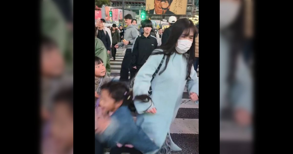 【緊急】渋谷で外国の子供にエルボーアタックをかましたぶつかりおばさん、世界中で大炎上。元動画は再生回数1333万、50万いいねがつく異常事態に【超悲報】
