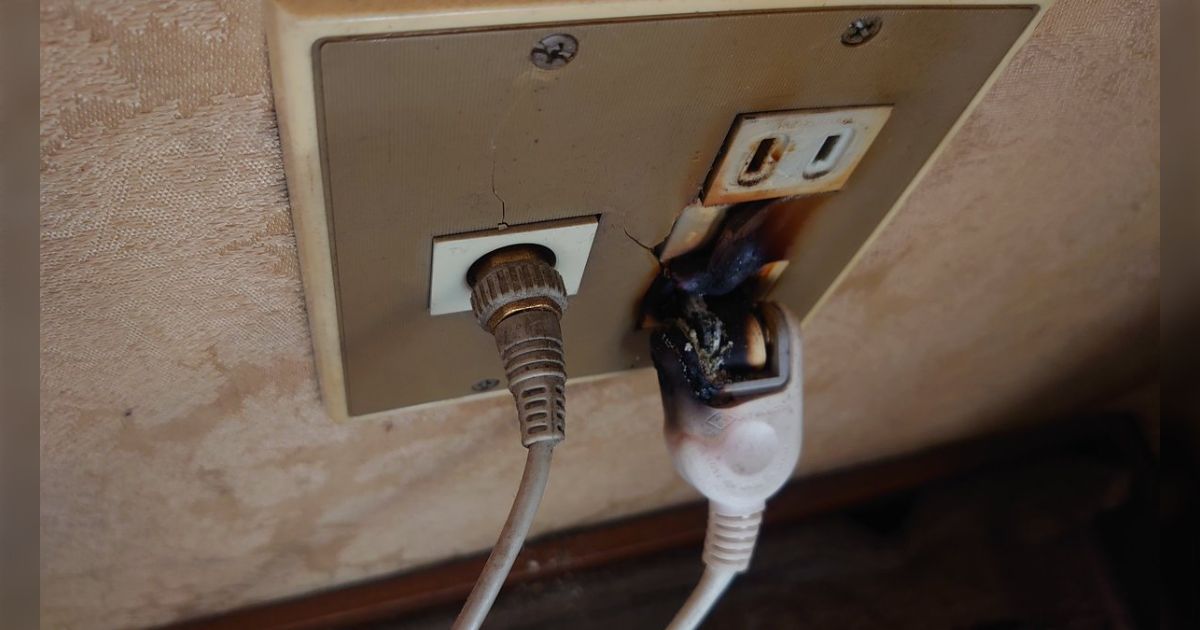 部屋が臭くてなんだろうと思ったら、コンセントが溶けてバチバチ火花が出てた。これ自分で抜かないほうがいいですか？→普通に消防に連絡したほうがいい案件かも